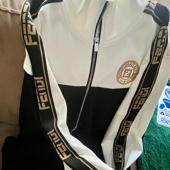 Preowned Fendi Roma Tracksuit size 2XL, but fitted like a large. Made in 🇮🇹 - Picture 2 of 10